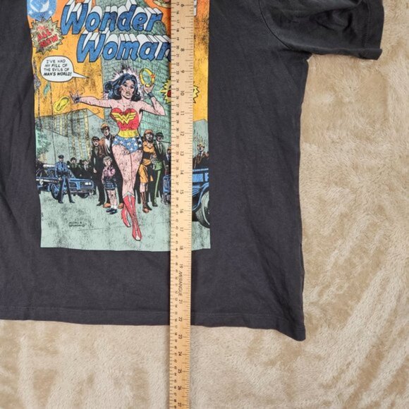 DC WB Wonder Woman Superheroes Comics Tee Women's Size S Black Short Sleeve H&M - Picture 3 of 10